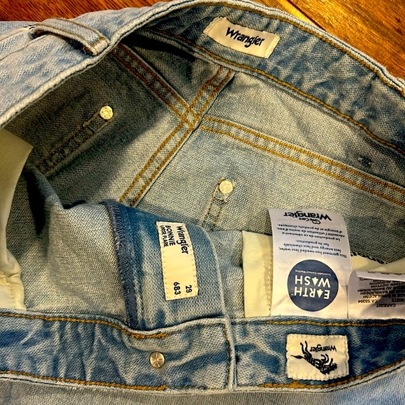 Bonnie flare leg wranglers size 29 NWOT.
Never worn! - Picture 5 of 6